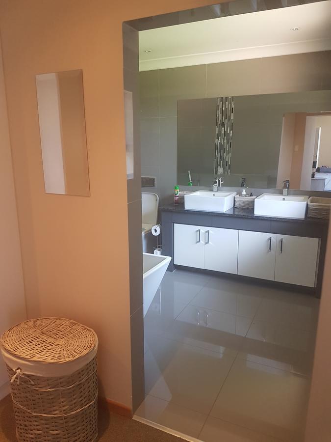 6 On Capella Guesthouse Primrose Екстер'єр фото