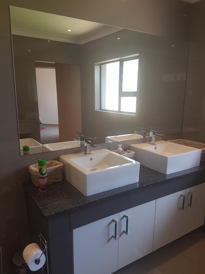 6 On Capella Guesthouse Primrose Екстер'єр фото