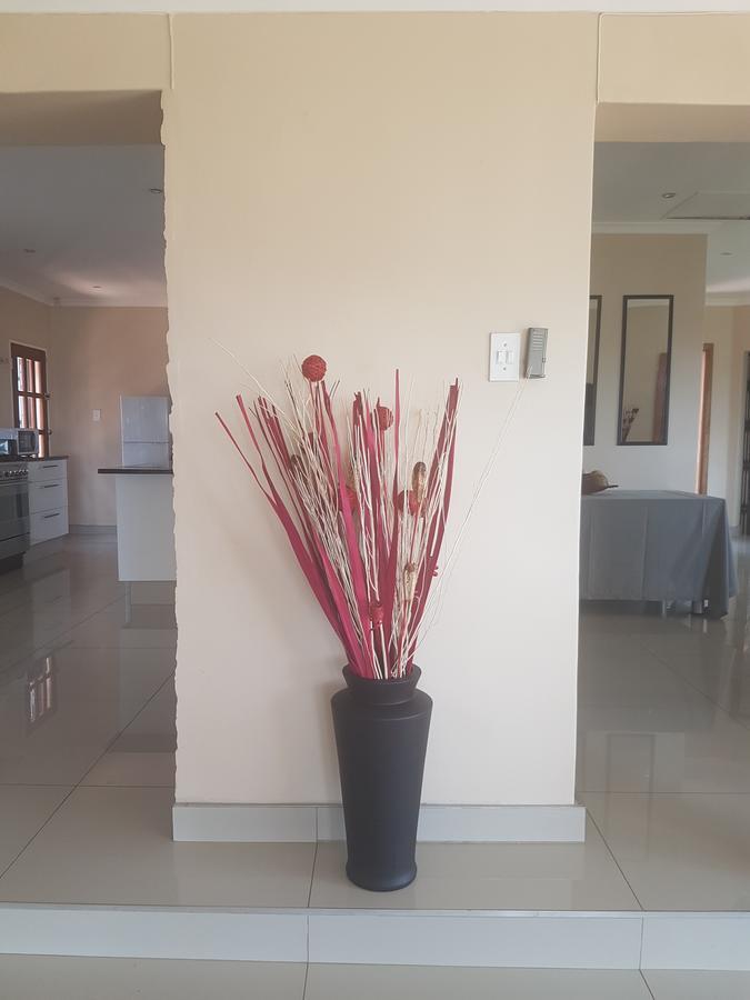 6 On Capella Guesthouse Primrose Екстер'єр фото