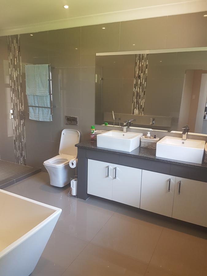 6 On Capella Guesthouse Primrose Екстер'єр фото